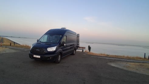 BigBlueBeast – 2-person very spacious off-grid Ford bus