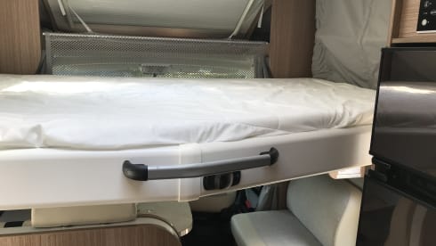 Modern luxury semi-intergraal Camper 4 persons