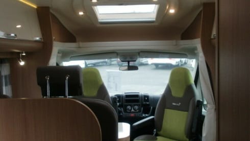 Sunliner – Semi-integrated with queen bed / 3.5 to / AHK 2000 kg