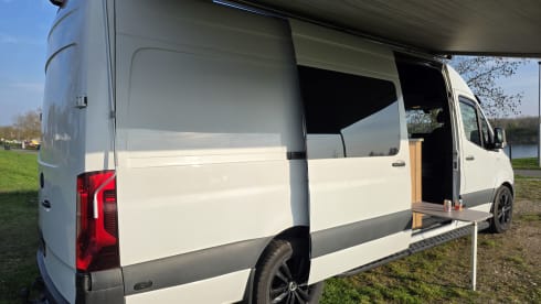 White SportsPearl – 3-sitziger Mercedes-Benz Bus aus dem Jahr 2019