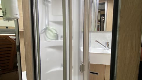 De luxe camper – 2 pers. Hymer Whiteline B600 with air conditioning semi-integrated from 2020