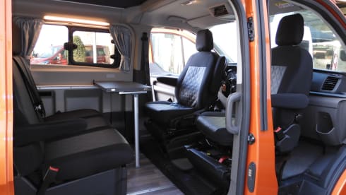 Oranje monster – Compact motorhome with room for five