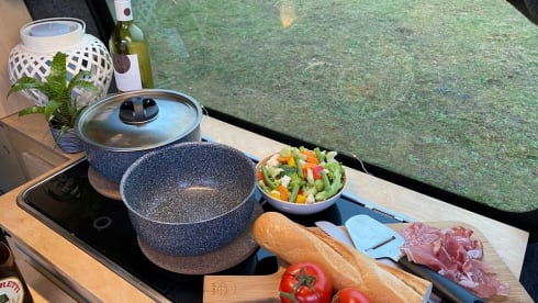 LEAVV  – Elektrische camperbus Limburg⚡️Ga jij ook duurzaam op reis? 🚌🌱 - Ell (1)