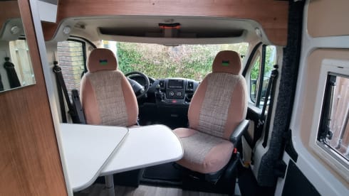 Jodokus – 2p Peugeot bus uit 2012