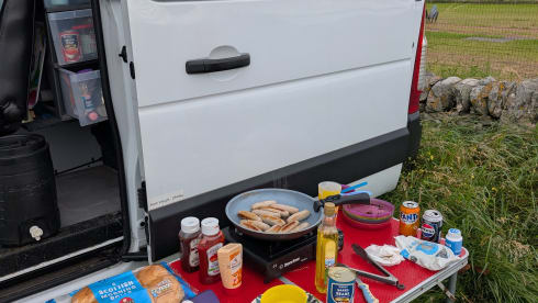 McHaggis – Stealth camper met 5 zitplaatsen en SUP's voor het verkennen van Schotland