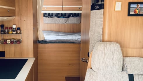 Roadtripper – Nice, very complete family camper with many extras