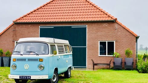 Brum – Volkswagen T2 baby blue with 6 cylinder
