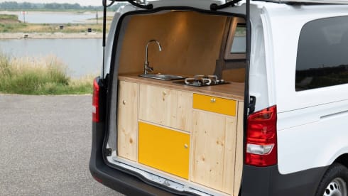 Zonnegeel – 3 person Mercedes-Benz bus from 2017