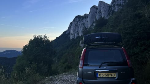 Adventurous 4x4 with roof tent (2P)
