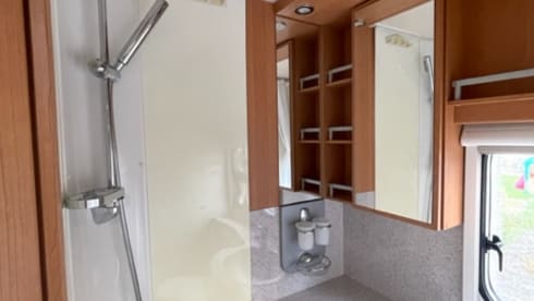 Halbintegrierter Camper von Knaus für 3 Personen