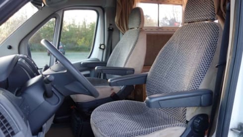 Mardy – Well maintained 3 person camper (alcove) for rent