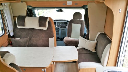 Nice, complete family camper with large seating area