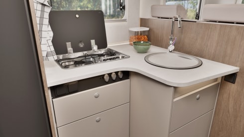 JustCamper  – NEW MY2026 Carado 328 semi-integrated Automatic 2 - 5 pers. 