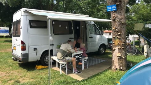 De Merrie – 2p Mercedes-Benz campervan from 1996