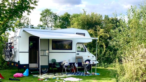 Meet Bennie! – Spacious & Cozy Iveco Camper