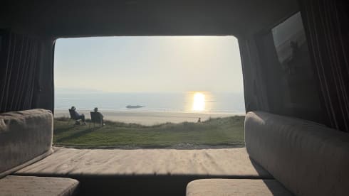 Readers (ready for anything) – 2 berth Volkswagen campervan from 2002