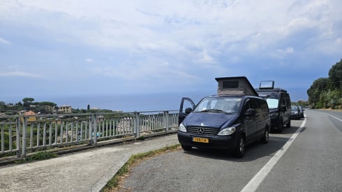 (T)rusty Blue – 2p Mercedes-Benz campervan from 2003