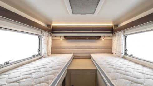 Super camper with 5 fixed beds! 2023