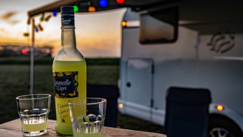 Sky Wave 700 MEG – Luxury automatic semi-integrated camper for 4p with Airco!