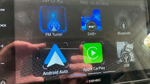 Fiat Ducato 2022 robuste avec benne longitudinale, autonome en énergie.