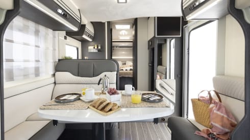 Barney – Luxury 4 Berth Rollerteam Zefiro 696 AUTOMATIC, Island Bed - Fully Insured
