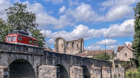 Ayub – old-school Mercedes fire bus and off grid camper