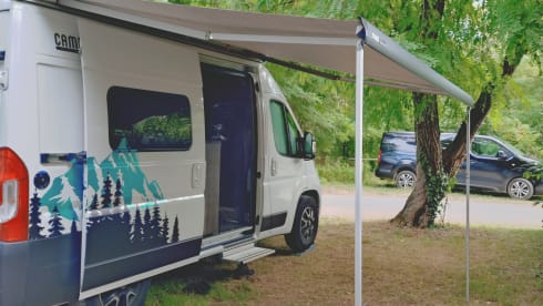 Compacte camper met fietsendrager handig voor een weekendje met 2