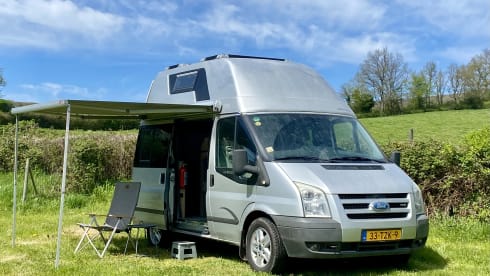 Practical and comfortable Ford Nugget with high roof