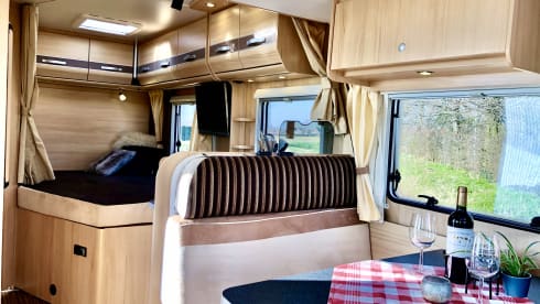 Very nice and complete spacious family camper for 2-4 persons