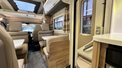 Dolly – Luxury 7 birth Family Motorhome 