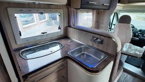 CI X-TIL – Very luxurious 4 person camper with queen bed and pull-down bed, lots of storage space