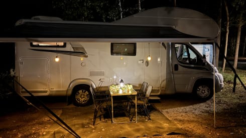 LMC Family Alcove Camper 6 persons Space saver!