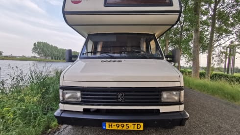 Get away with this 5 person camper!
