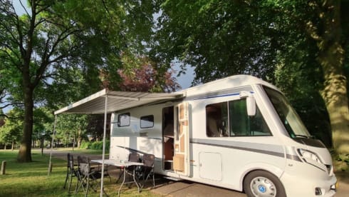 Birdy – Geweldige camper met 4 vaste bedden voor familie of events - XL garage