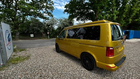 Goldie LONDON – RK69RPY - Adventure with Goldie, the 4 Berth Nomad Volkswagen, Romford