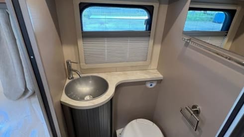 Zo goed als nieuw, zeer luxe, ruime én comfortabele 5pers. camper uit 2022  – 5p Renault semi-integrated from 2022