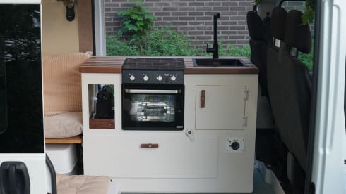 Zonnewijzer – Off-Grid Buscamper met Solar, Nespresso, Oven en meer!
