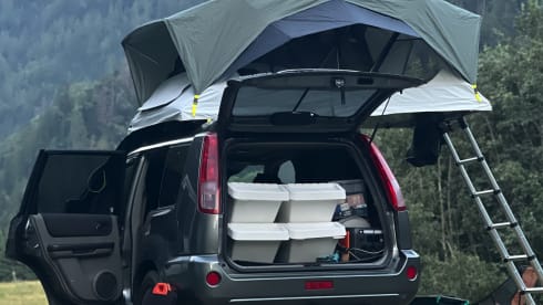 Adventurous 4x4 with roof tent (2P)