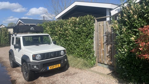 Simba – Keep smiling with this Suzuki Jeep with roof tent!