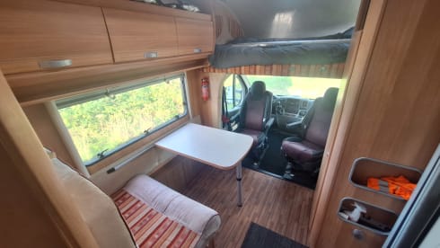 Huisje op wielen – Deze heerlijke comfortabele ruime 4 pers camper met 2 vaste bedden 