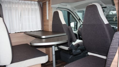half integraal camper – This luxurious 4-person semi-integrated camper from the Weinsberg brand 