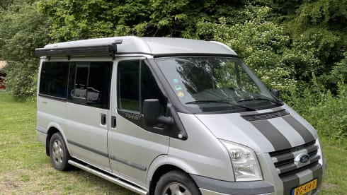 Ford Nugget pop-up roof camper