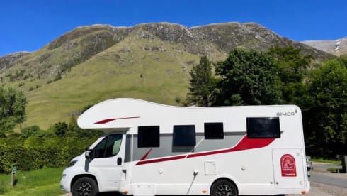 Super camper with 5 fixed beds! 2023