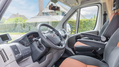 Nice Fiat semi-integrated camper for 5p