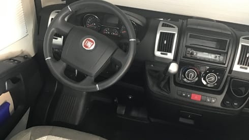 Mooie zwarte camperbus
