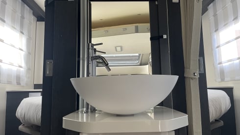 Feel Home on wheels – New and spacious Roller Team 2023 with central bed
