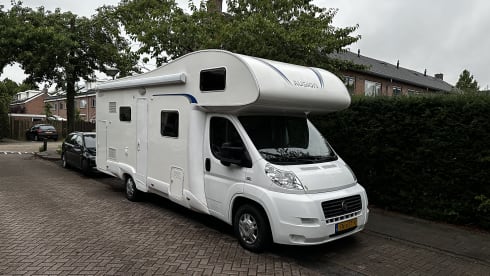 Attractive 6-person family camper with 6 spacious sleeping places