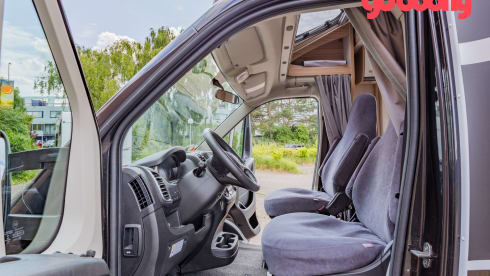 11/20 – 2 berth motorhome with single beds - Automatic
