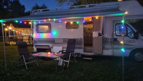 Cozy 4 person camper LMC Fiat Ducato alcove