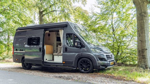 El Monstro – Luxurious and comfortable 2 person camper bus